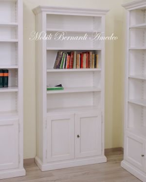 Libreria realizzata in legno e laccata colore bianco con 2 ante ripiani spostabili